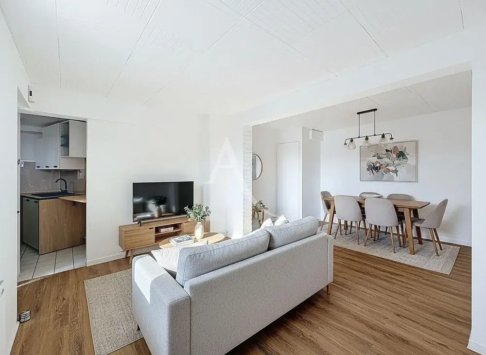 غرفة معيشة; أرضية خشبية, ضوء طبيعي, أسلوب عصري, أسقف عالية