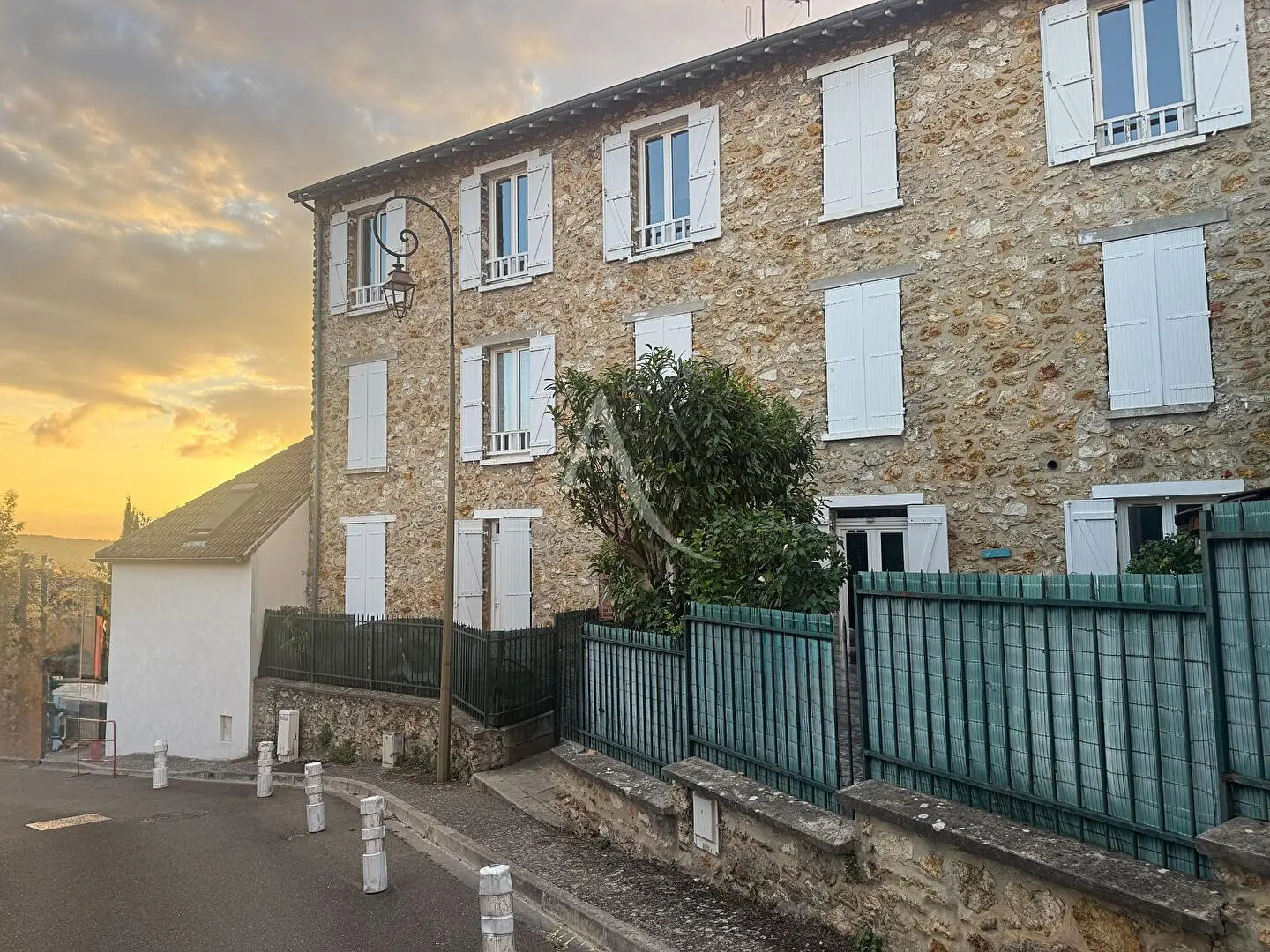 مطبخ; أجهزة المطبخ, أرضية من البلاط, ضوء طبيعي, أسلوب عصري, مجدد