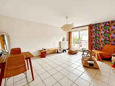 Kuhinja; kućanski aparati, drveni pod, prirodna svjetlost, moderan stil, renoviran