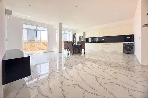 Cucina; elettrodomestici, pavimento in legno, luce naturale, stile moderno, ristrutturato