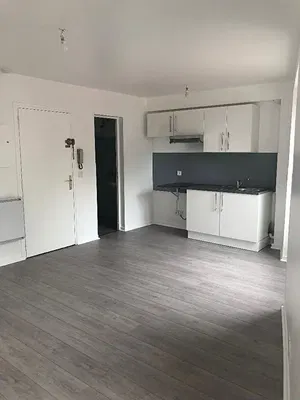 Woonkamer; houten vloer, natuurlijk licht, moderne stijl, hoge plafonds