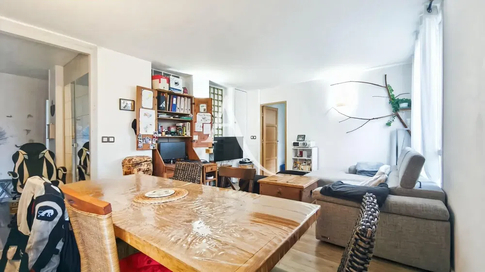 Sala de estar; chão de madeira, luz natural, estilo moderno, teto alto