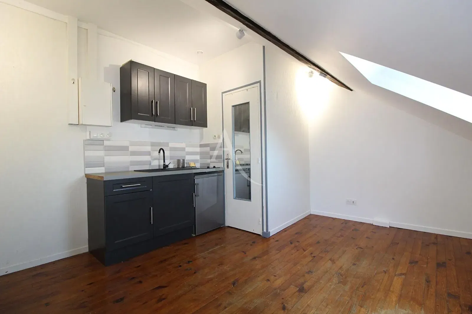 Living room; wood floor, natural light, modern style, high ceiling