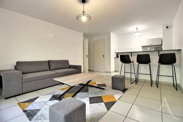 Wohnzimmer; holzboden, tageslicht, moderner stil, hohe decken