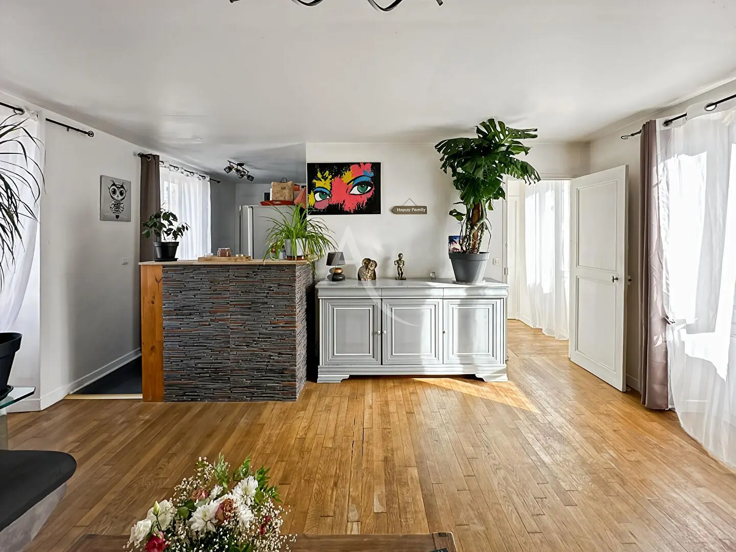 غرفة معيشة; أرضية خشبية, ضوء طبيعي, أسلوب عصري, أسقف عالية