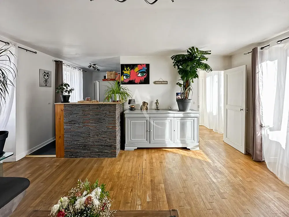 غرفة معيشة; أرضية خشبية, ضوء طبيعي, أسلوب عصري, أسقف عالية