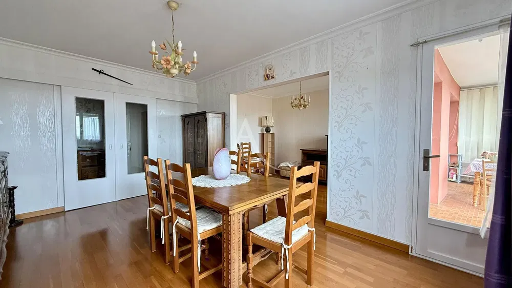 Wohnzimmer; holzboden, tageslicht, moderner stil, hohe decken