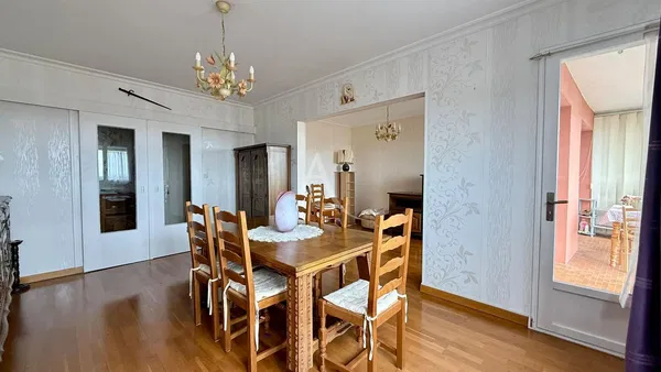 Wohnzimmer; holzboden, tageslicht, moderner stil, hohe decken