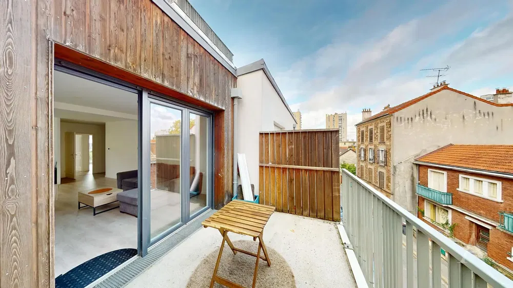 Sala de estar; chão de madeira, luz natural, estilo moderno, teto alto