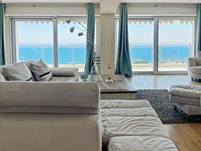 Oturma odası; ahşap zemin, doğal ışık, modern stil, yüksek tavan