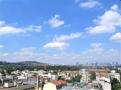 Cozinha; eletrodomésticos, chão de madeira, luz natural, estilo moderno, renovado