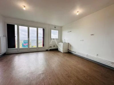 Sala de estar; chão de madeira, luz natural, estilo moderno, teto alto