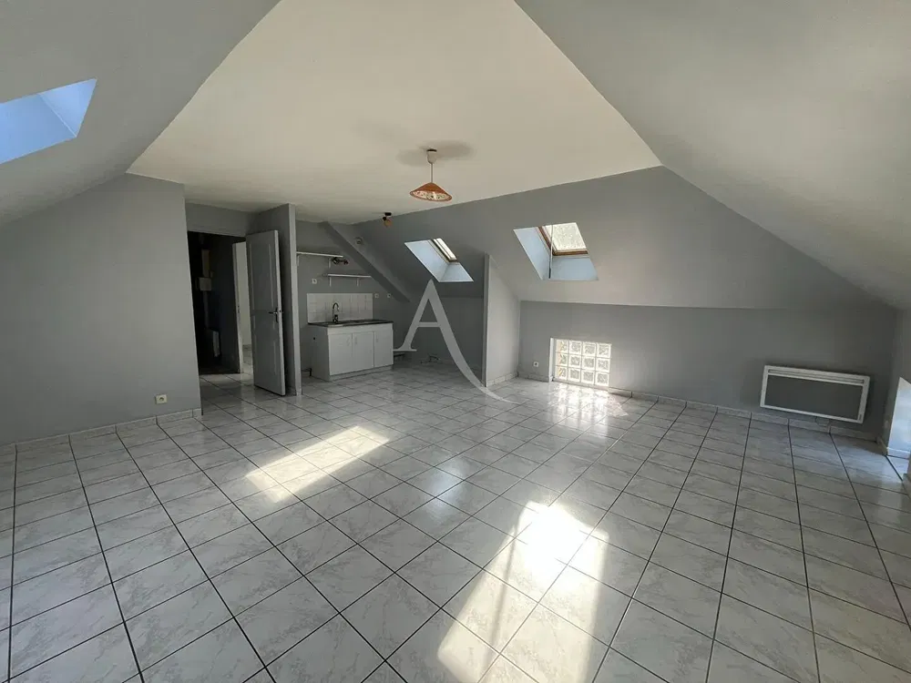 Woonkamer; houten vloer, natuurlijk licht, moderne stijl, hoge plafonds