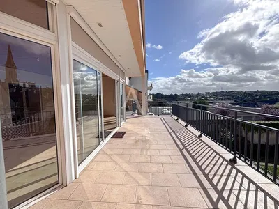 Wohnzimmer; holzboden, tageslicht, moderner stil, hohe decken