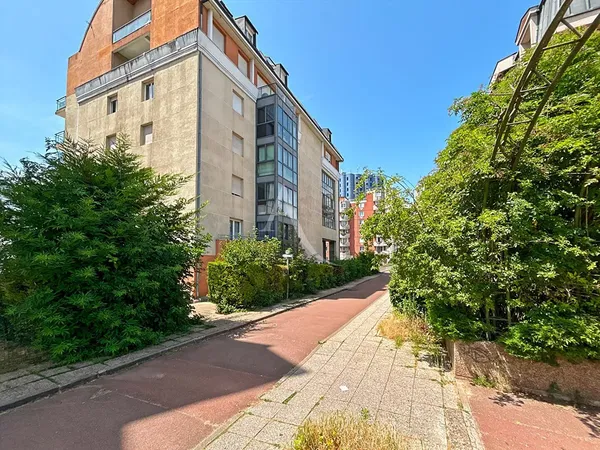 غرفة معيشة; أرضية خشبية, ضوء طبيعي, أسلوب عصري, أسقف عالية