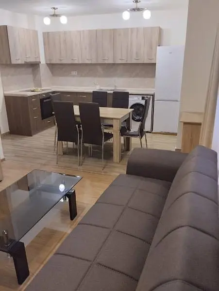 Obývací pokoj; dřevěná podlaha, přirozené světlo, moderní styl, vysoké stropy