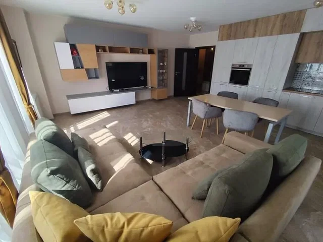 Salón; suelo de madera, luz natural, estilo moderno, techos altos