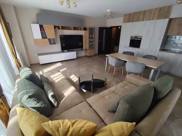 Obývací pokoj; dřevěná podlaha, přirozené světlo, moderní styl, vysoké stropy