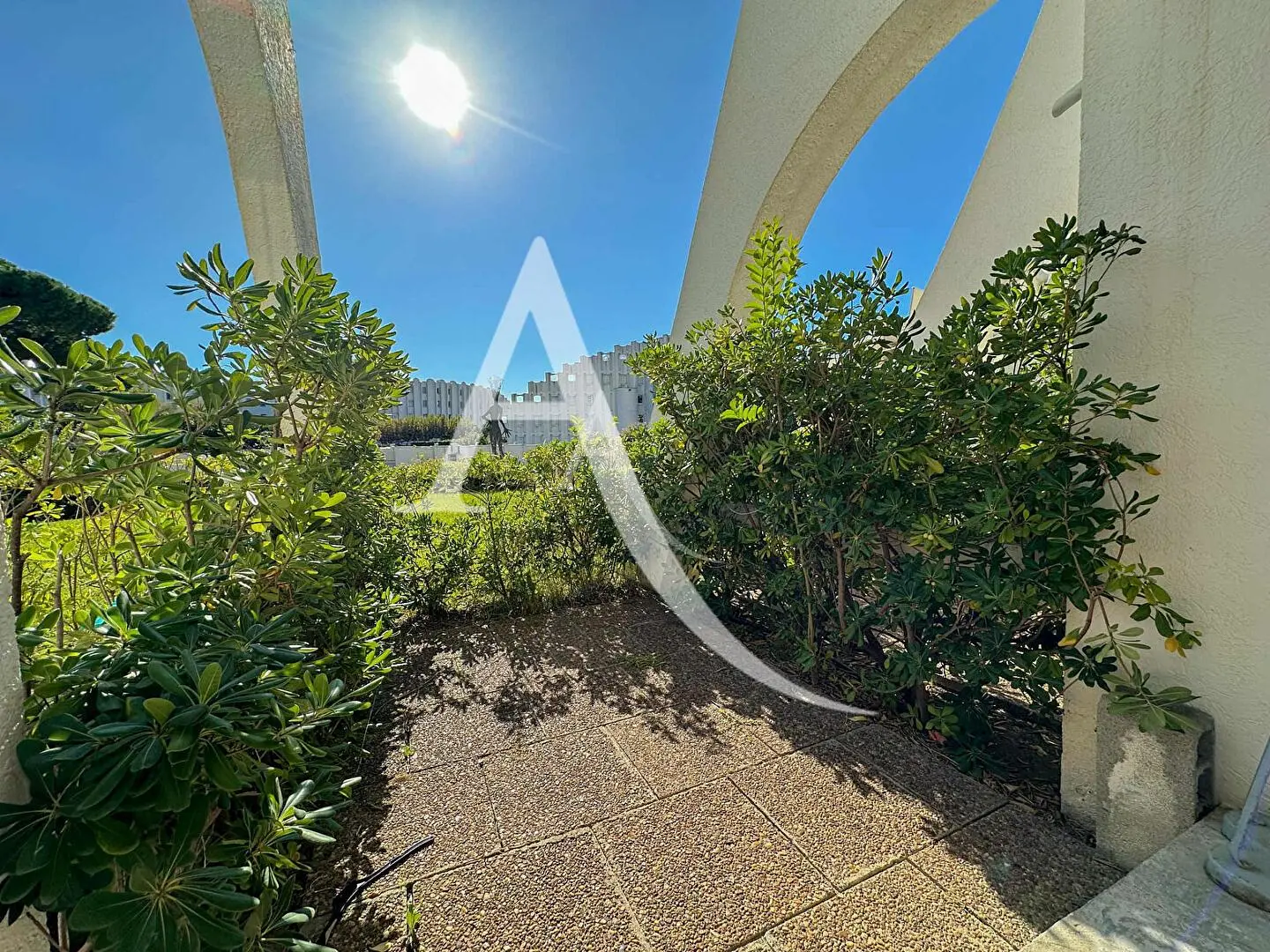 Wohnzimmer; holzboden, tageslicht, moderner stil, hohe decken