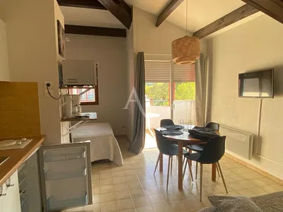 Wohnzimmer; holzboden, tageslicht, moderner stil, hohe decken