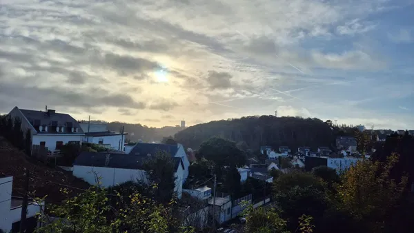 Keuken; keukenapparatuur, houten vloer, natuurlijk licht, moderne stijl, gerenoveerd