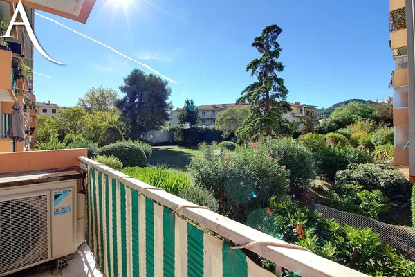 Soggiorno; pavimento in legno, luce naturale, stile moderno, soffitti alti