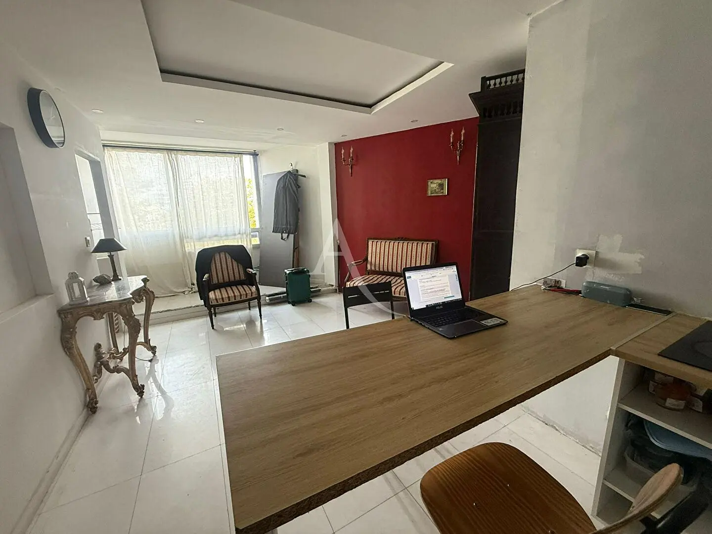 Дневна соба; дрвени под, природно светло, модерни стил, високи плафони