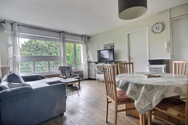 غرفة معيشة; أرضية خشبية, ضوء طبيعي, أسلوب عصري, أسقف عالية