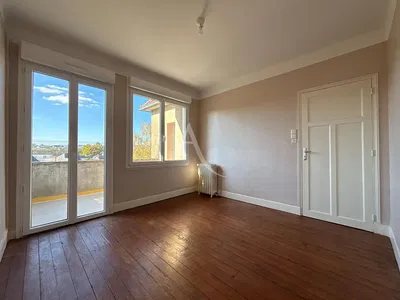 Σαλόνι; ξύλινο πάτωμα, φυσικό φως, μοντέρνο στυλ, ψηλά ταβάνια