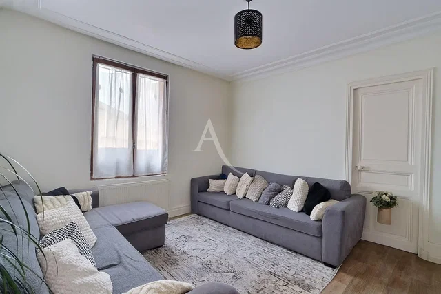 Obývací pokoj; dřevěná podlaha, přirozené světlo, moderní styl, vysoké stropy