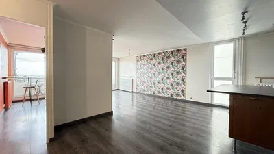 Wohnzimmer; holzboden, tageslicht, moderner stil, hohe decken