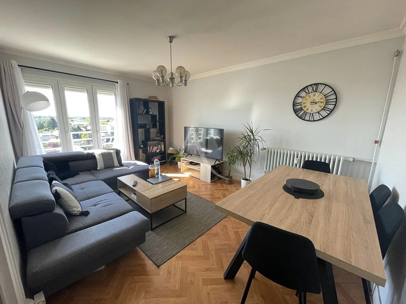 Wohnzimmer; holzboden, tageslicht, moderner stil, hohe decken