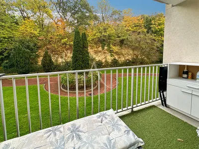 غرفة معيشة; أرضية خشبية, ضوء طبيعي, أسلوب عصري, أسقف عالية