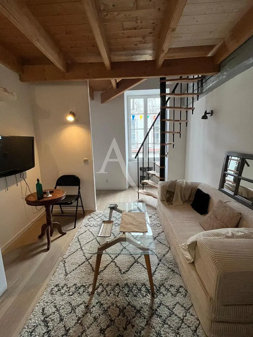 Kuchyňa; kuchynské spotrebiče, drevená podlaha, prirodzené svetlo, moderný štýl, po rekonštrukcii