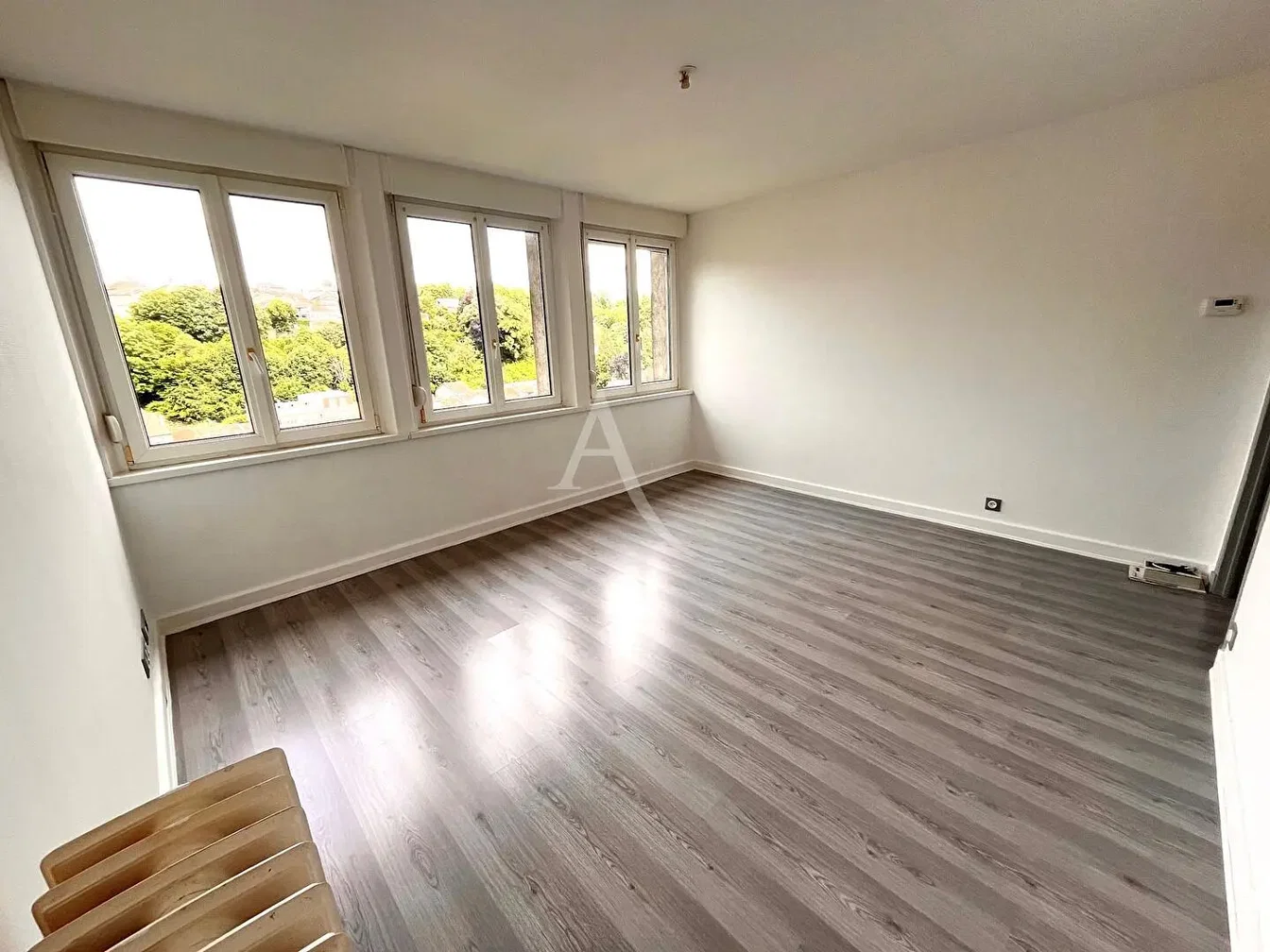 Sala de estar; chão de madeira, luz natural, estilo moderno, teto alto