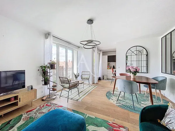 Soggiorno; pavimento in legno, luce naturale, stile moderno, soffitti alti