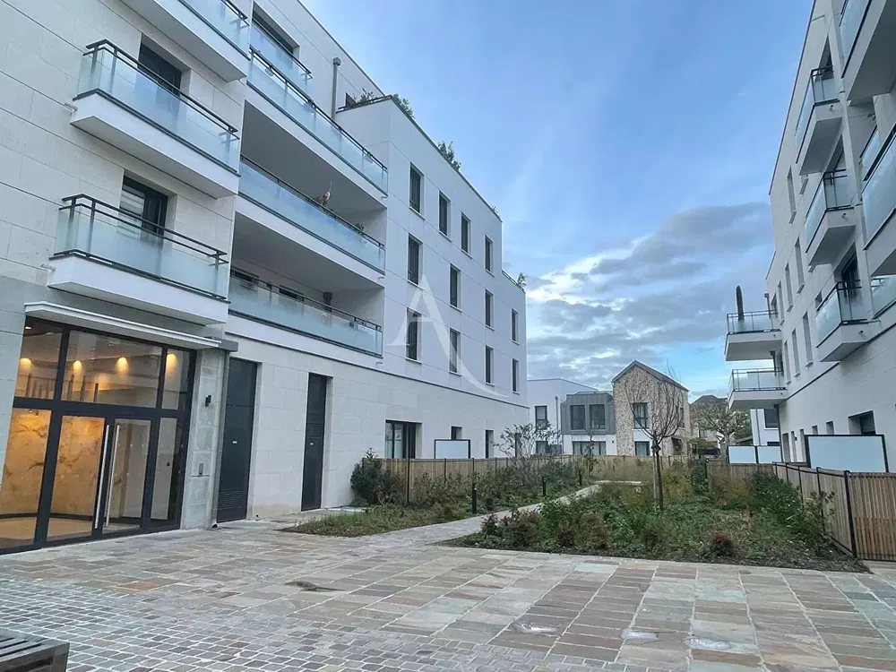 Kuchnia; sprzęt kuchenny, podłoga drewniana, światło dzienne, styl nowoczesny, wyremontowany