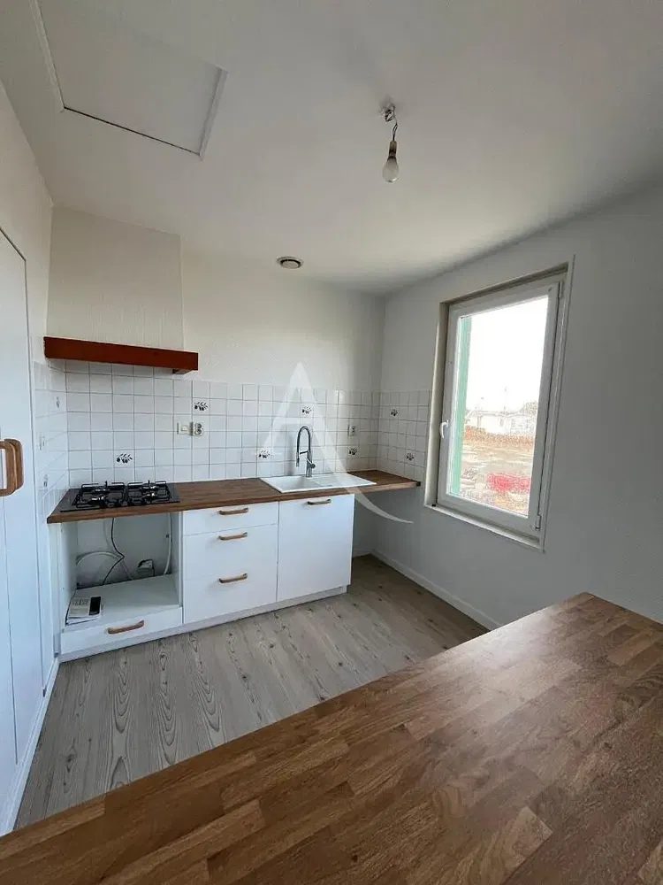 Kuchyně; kuchyňské spotřebiče, dřevěná podlaha, přirozené světlo, moderní styl, po rekonstrukci