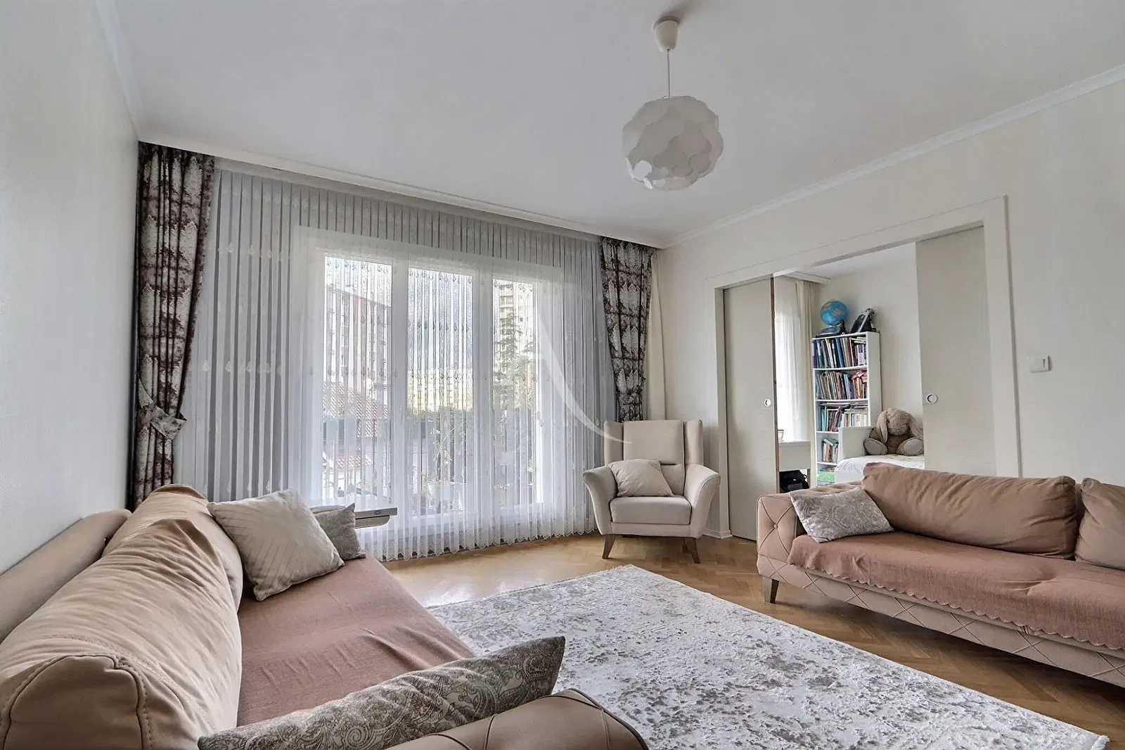 غرفة معيشة; أرضية خشبية, ضوء طبيعي, أسلوب عصري, أسقف عالية