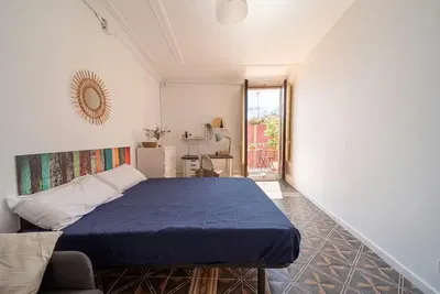 Sala de estar; chão de madeira, luz natural, estilo moderno, teto alto