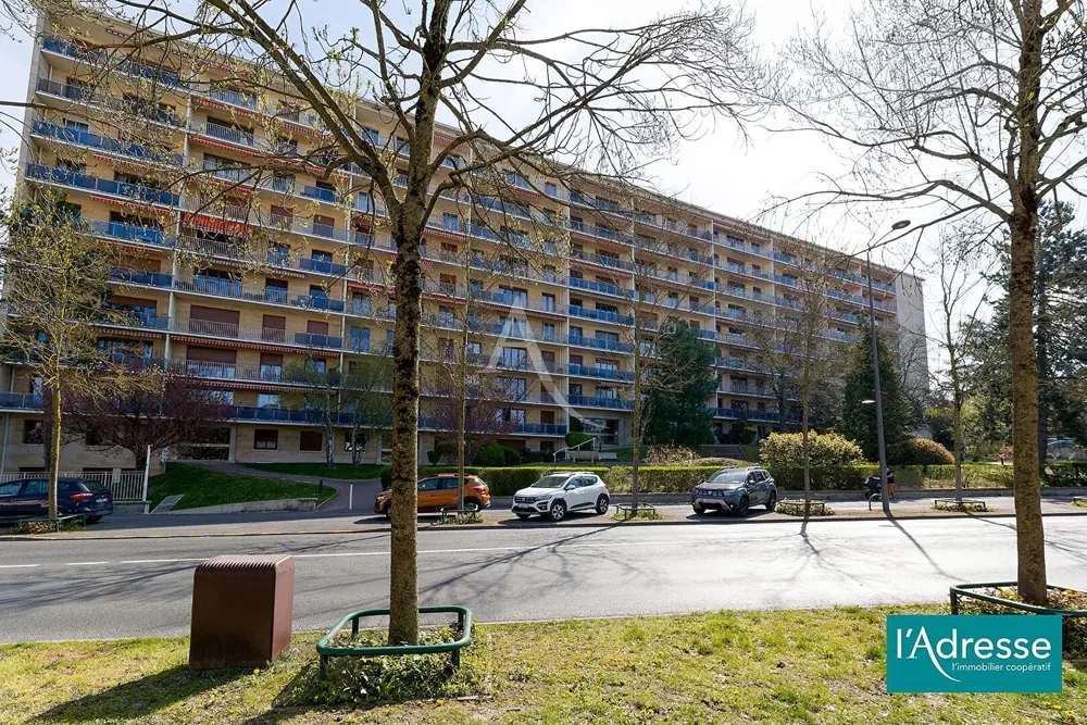 Σαλόνι; ξύλινο πάτωμα, φυσικό φως, μοντέρνο στυλ, ψηλά ταβάνια