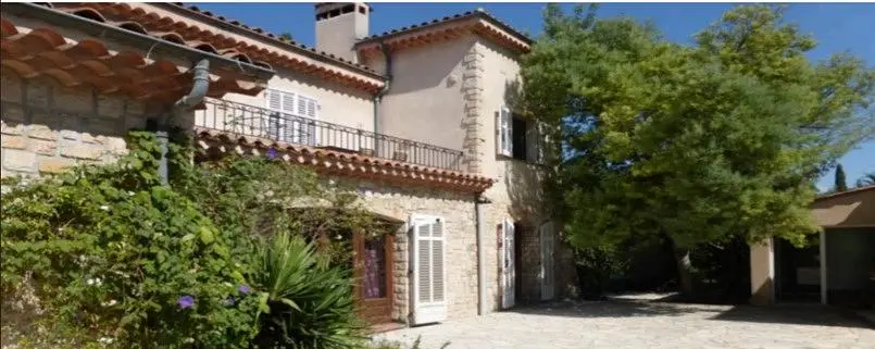 Soggiorno; pavimento in legno, luce naturale, stile moderno, soffitti alti