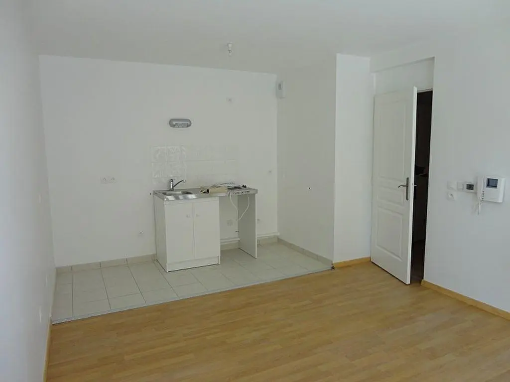 Dnevni boravak; drveni pod, prirodna svjetlost, moderan stil, visoki stropovi