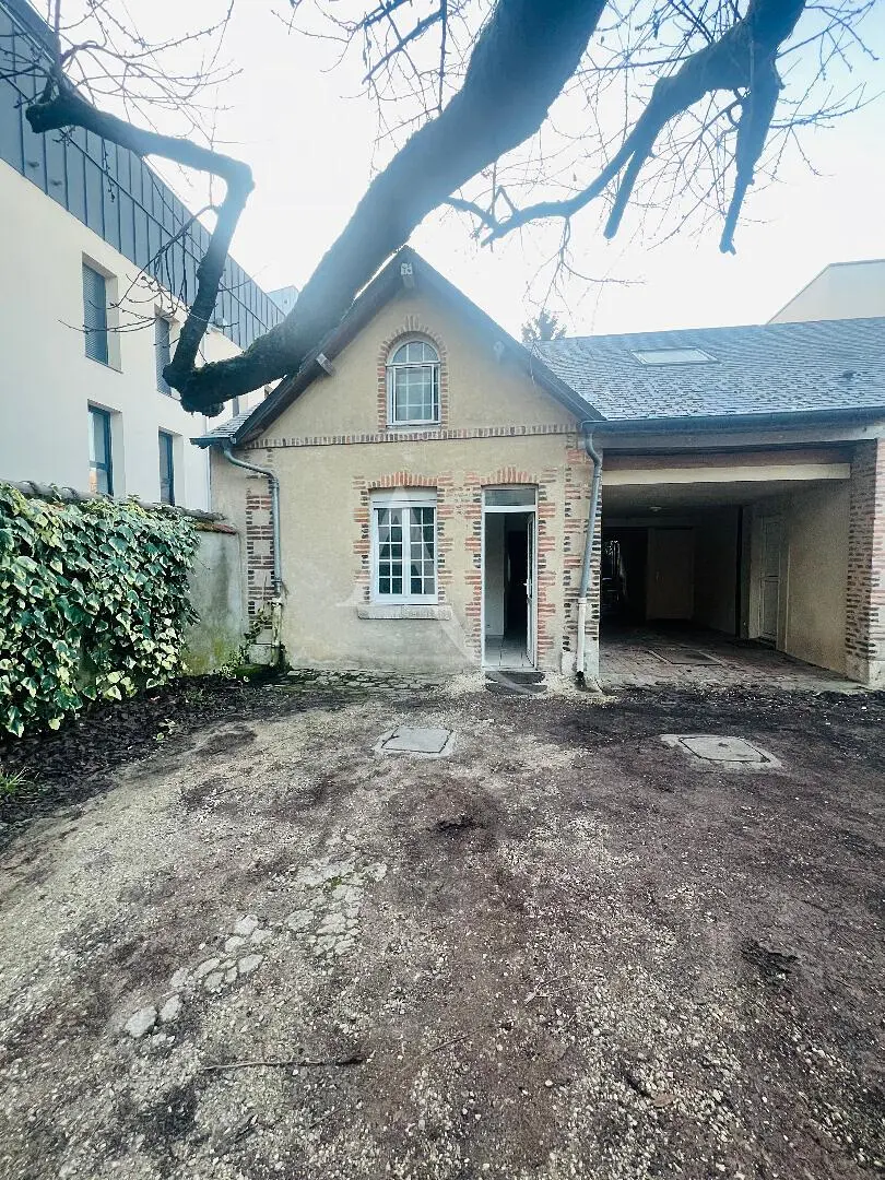 Soggiorno; pavimento in legno, luce naturale, stile moderno, soffitti alti