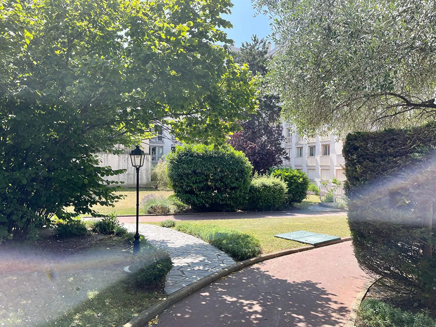 Living room; wood floor, natural light, modern style, high ceiling