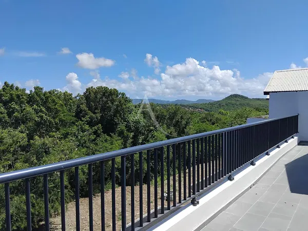 Soggiorno; pavimento in legno, luce naturale, stile moderno, soffitti alti