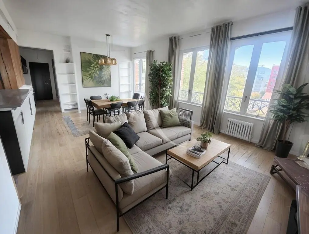 Soggiorno; pavimento in legno, luce naturale, stile moderno, soffitti alti