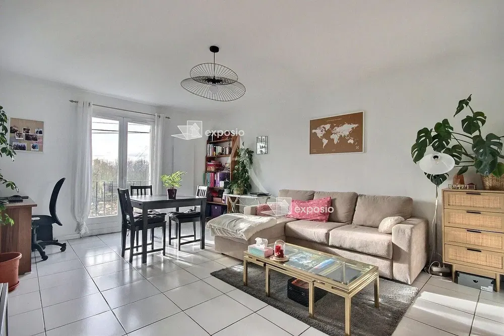 Σαλόνι; ξύλινο πάτωμα, φυσικό φως, μοντέρνο στυλ, ψηλά ταβάνια