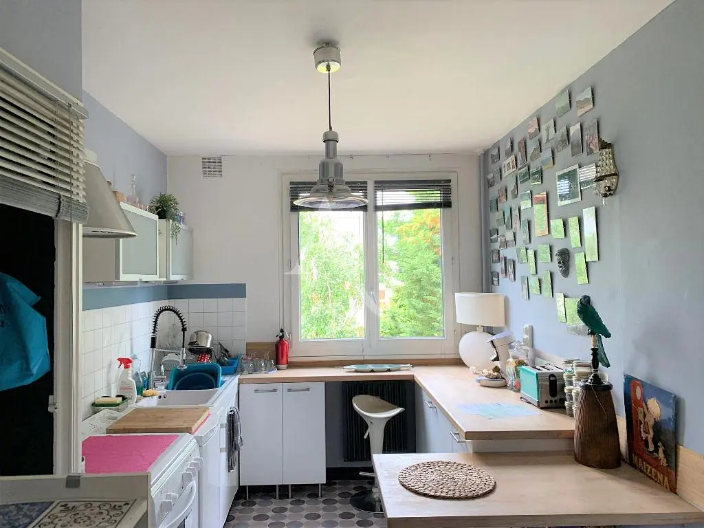 Soggiorno; pavimento in legno, luce naturale, stile moderno, soffitti alti