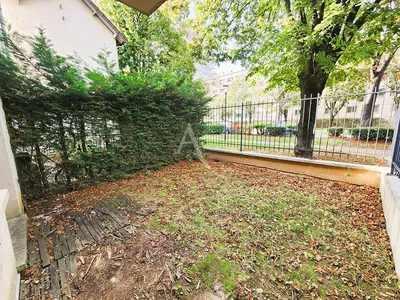 Wohnzimmer; holzboden, tageslicht, moderner stil, hohe decken